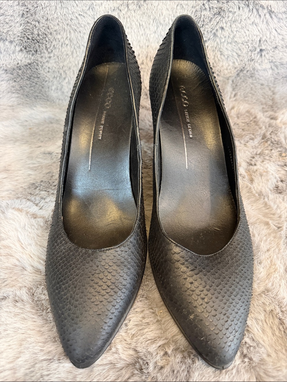 Ecco Black Textured Pointed-Toe Leather Pumps